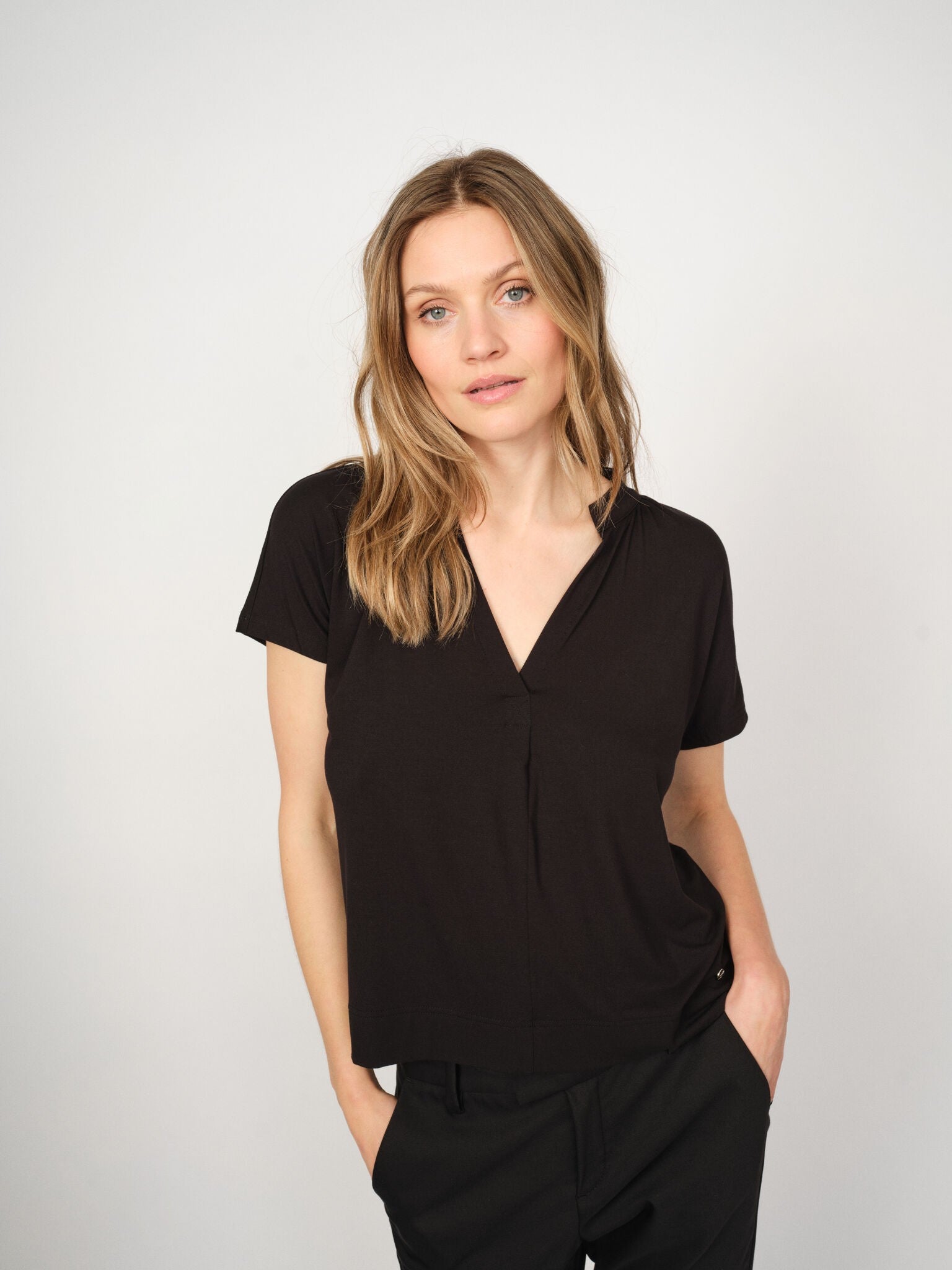 BLACK SHIRA TEE